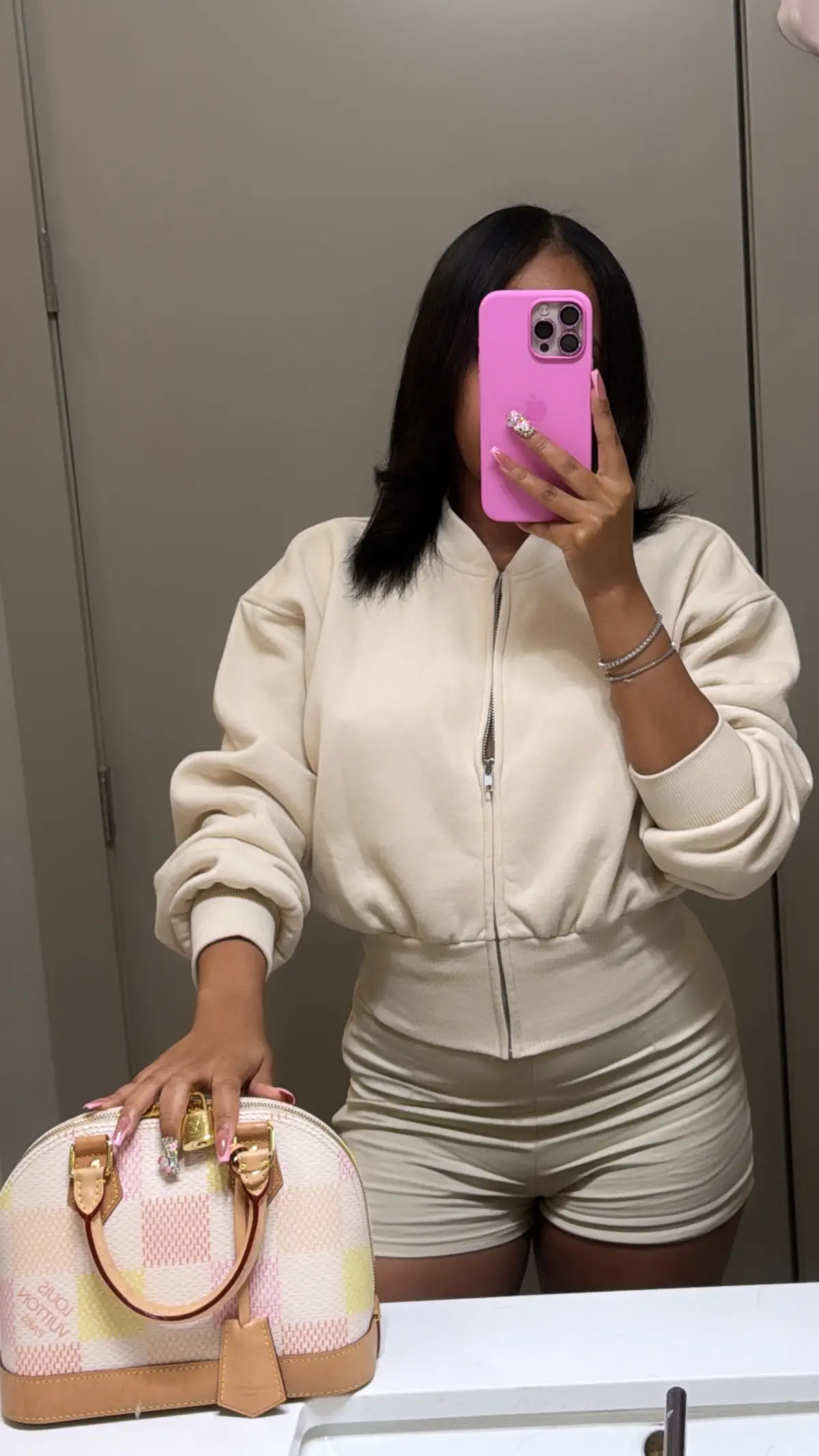 iPhone 16 pro max dump but make it pink!! 🩷✨ and no I didn’t want to wait for the 17 lol #iphone16promax #iphone16promaxcase #hellokitty #hellokittynails #iphone16pink #venusdefleur #pinkaesthetic #pressonnails #fyp 