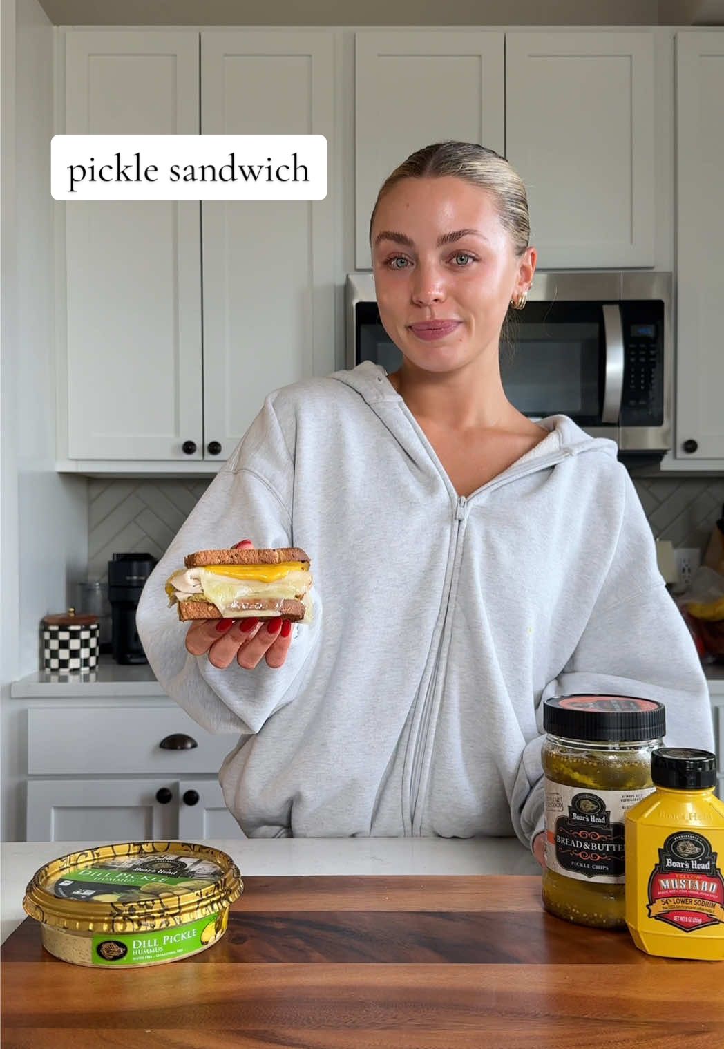 #AD a delicious pickle sandwich made with @Boar’s Head Ovengold Turkey, Provolone Cheese, Dill Pickle Hummus, Bread & Butter Pickle Chips, and Mustard 🥪 #mealprep #Foodie #quickrecipes #EasyRecipe 