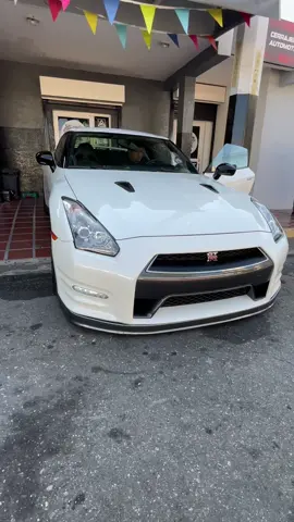 Increible este GTR belleza si tienes uno comentalo y dinos de donde eres 🙋🏻‍♂️🙋🏻‍♂️🙋🏻‍♂️ este esta en maracaibo vzla 🙋🏻‍♂️