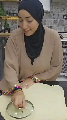 رغيف ايه اللى عدى ٣ جنيه 🙃 بكيلو دقيق وشويه زيت اعملى اكتر من ٢٠ رغيف وف١٠ دقايق وبس 🫡 #ايمو_شانيل