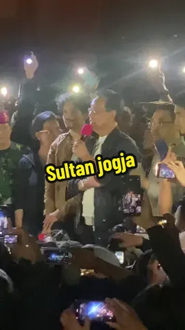 Sultan jogja hamengkubuwono 10 turun ke lokasi aksi yaitu polda diy untk menenangkan masa aksi #yogyakarta #sultan #demo #polisi #ojolviral 