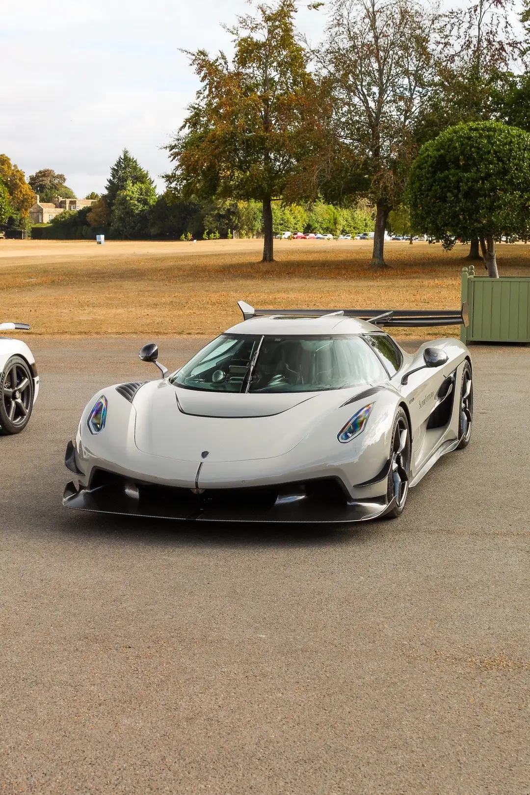 The Koenigsegg Jesko was released in 2019 and has a twin-turbo 5.0L V8 that produces 1280hp, or 1600hp on E85 biofuel, which gives the car a 0-60 of around 2.8 seconds and a theoretical top speed of 300+mph. Only 125 of these were made. This particular car is a 2025 model and is the ‘Attack’ variant of the Jesko. It is painted Battle Grey on the exterior and has a black interior. Was displayed by Supervettura at Salon Privé 2025. #salonprivé #koenigsegg #jesko #hypercar #photography 