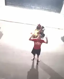 🚨 SUJETO AMENAZA CON SEÑAS DE PANDILLA EN CHALCHUAPA  Un sujeto fue grabado en plena calle realizando señas alusivas a la pandilla 18, causando alarma entre los vecinos de Chalchuapa. Según testigos, el individuo agr3di0 a una muj3r, quien quedó tendida en el pavimento tras el ataque. La población exige acción inmediata de la @PNCSV para capturar al responsable y garantizar la seguridad en la zona.  #fyp #elsalvador #regimendeexepcion #nayibbukelepresidente #viral 
