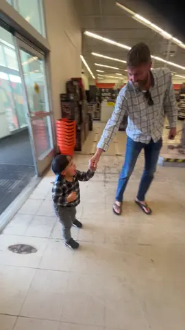 When going to Spirit Halloween store goes wrong 😭 #kidsoftiktok #spirithalloweenanimatronics #fyp #fypシ゚viral 