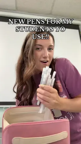 I owe my life to the person who gave me the idea🥹 #glitterpens #grabie #smallgroup #teacherhack #classroomorganization 