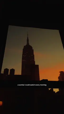 Also this song is on repeat #nyc #nycsunrise #traveltok #sombr @Empire State Building 