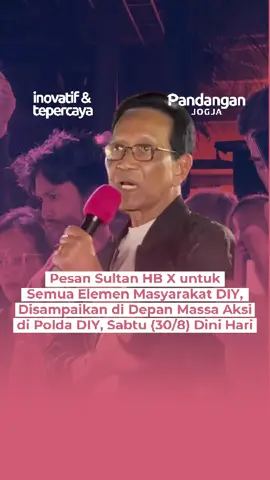 Gubernur DIY, Sri Sultan Hamengku Buwono X, menemui dan menyampaikan pesan langsung di depan massa aksi yang berada di Mapolda DIY, Sabtu (30/8) dini hari sekitar pukul 01.00 WIB. Sultan berbicara sekitar 6 menit di depan massa aksi. Kepada massa aksi, Sultan menyampaikan bahwa dirinya mendukung proses demokratisasi yang terjadi. Namun, ia meminta agar proses demokrasi dilakukan tanpa menggunakan cara-cara kekerasan. “Saya berharap demokratisasi itu dilakukan dengan baik untuk mendidik kita semua, termasuk diri saya pun juga. Karena di Jogja ini tidak ada kebiasaan terjadi kekerasan-kekerasan di dalam membangun demokratisasi,” ujar Sultan HB X di depan massa aksi, Sabtu (30/8). Sultan meminta agar setiap permasalahan yang terjadi diselesaikan melalui proses dialog. Ia juga menyampaikan bela sungkawa yang mendalam atas meninggalnya Affan Kurniawan, driver ojol yang tewas dilindas mobil rantis Brimob dalam aksi demonstrasi di Jakarta, Kamis (28/8) malam. Sultan didampingi oleh dua Putri Dalem Keraton Yogyakarta, yakni GKR Condrokirono dan GKR Hayu, serta suami GKR Bendara yakni KPH Yudanegara.  Aset:  Video: Pandangan Jogja/Gigih Imanadi Darma, Iqbaltwq Artikel: Pandangan Jogja #sultan #sultanhbx #gubernurdiy #poldadiy #demopoldadiy #ojol #mahasiswa #demo #justiceforaffan #jogja #news #pjnews #pandanganjogja 