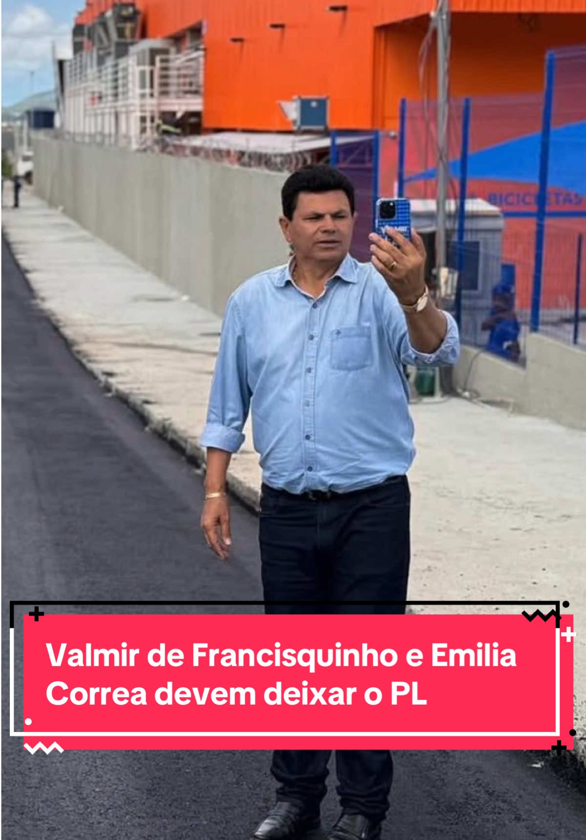 Jair Bolsonaro (PL) vetou Valmir de Francisquinho na presidência do PL em Sergipe e, com isso, Valmir, Emília Corrêa e outros prefeitos do partido devem trocar o PL pelo Republicanos Felizmente, Bolsonaro, que está prestes a ser preso, tá entregando o comando do PL em Sergipe a Rodrigo Valadares (União), que deve indicar temporariamente Moana Valadares (PL) para o cargo. Apesar de ser uma vitória para os bolsonaristas dentro do PL, a mudança é positiva porque Rodrigo não possui um histórico eleitoral tão expressivo e sequer demonstra ter capacidade de articulação política, visto que o deputado bolsonarista patina na sua tentativa risível de virar senador. Agora, junto de Moana Valadares e Lúcio Flávio (PL), vai comandar um PL esvaziado e sem futuro. Segundo uma fonte ouvida pelo Sergipense, Valmir deixaria a sigla justamente por acreditar ser sua articulação que mantém o PL competitivo no estado e que, com Rodrigo no comando, o partido não terá fôlego sequer para montar chapas proporcionais exitosas para estadual e federal. Emília Corrêa, por sua vez, também estaria de malas prontas para o Republicanos. Além de concordar com Valmir, a prefeita se incomoda com as cobranças internas por alinhamento total à agenda bolsonarista — inclusive vindas de figuras nacionais. Por mais que tenhamos críticas ao estilo político de Valmir ou de Emília, eles conseguem furar a barreira da polarização e dialogar com os diferentes públicos do eleitorado, diferentemente do que Rodrigo e a ala mais fervorosa costuma fazer, sendo incapazes de defender outra coisa que não a família Bolsonaro. Com a saída de Valmir e Emília, Bolsonaro se torna ainda mais irrelevante em Sergipe. Emília, pelo seu perfil antipetista, dificilmente apoiará Lula (PT), mas Valmir poderia até construir algum diálogo. De toda forma, o enfraquecimento do PL reduz drasticamente a chance de o bolsonarismo montar um palanque robusto no estado. Siga o Sergipense 📲 #sergipe #aracaju