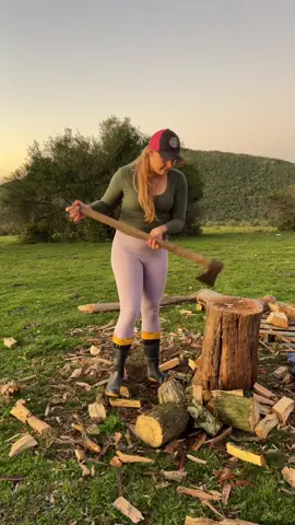Hora de cortar lenha gente!  #cowgirl #agrogirl #fazenda #lenha #fogaoalenha 