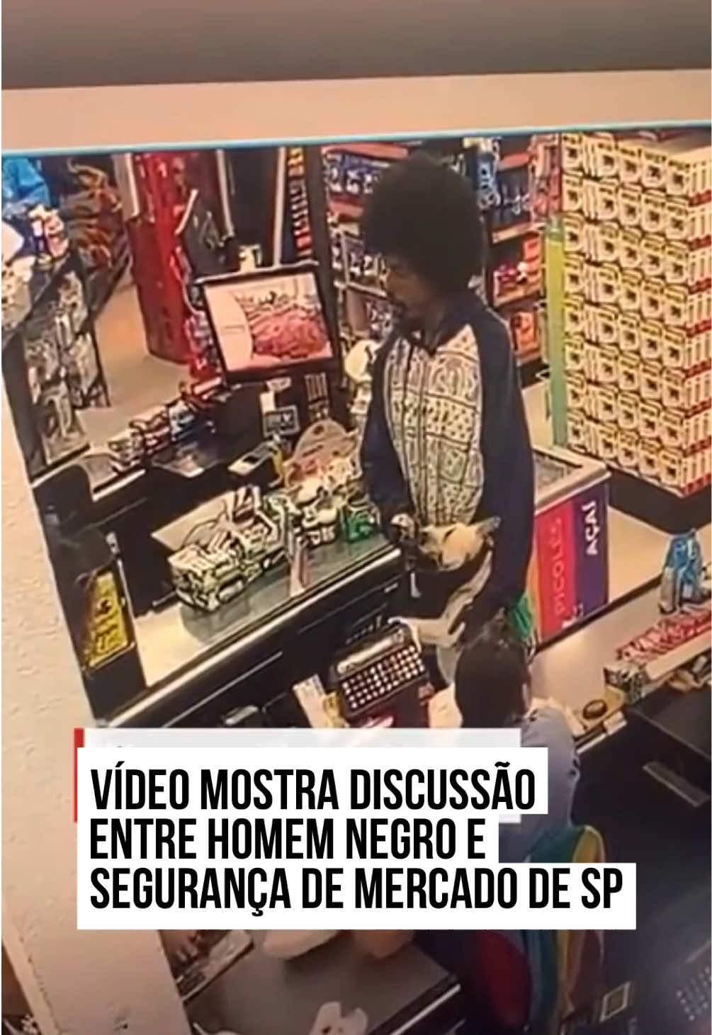 Uma câmera de #segurança flagrou Felipe Moraes de Oliveira e o segurança do #Supermercado Loyola discutindo antes do homem negro, de 29 anos, ser bal3ado e m0rto por entrar com o cachorro no supermercado, em Santo André, no ABC Paulista, região metropolitana de #SãoPaulo. Oliveira havia saído de casa com o cachorro de estimação para comprar pão, na última terça-feira (26/8), quando foi abordado pelo funcionário e m0rto com um tiro. No vídeo é possível ver o artista no caixa do supermercado com o cachorro no colo, quando é abordado pelo segurança do local. Uma discussão se inicia e Oliveira, ofendido, ergue a roupa ao funcionário para mostrar que estava desarmado. Os dois seguem discutindo até que Oliveira se aproxima do segurança, que o afasta com um empurrão e saca arm4 da cintura. O artista tenta se defender com um chute, mas acaba atingido por um tiro na barriga. Após o disparo, a vítima correu do local e pediu socorro em uma farmácia próxima. Os funcionários, então, atenderam ao rapaz e acionaram atendimento médico. Oliveira, no entanto, não resistiu ao ferimento e morreu no local. #TikTokNotícias 