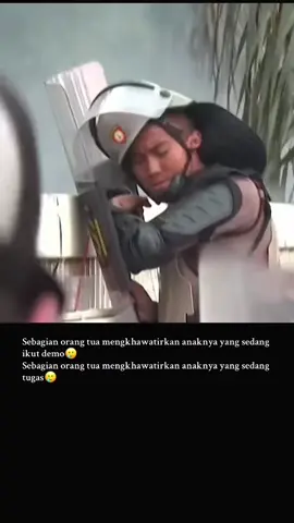 dibalik hujatanmu, hinaanmu dan lemparan batumu.... ada harapan orang tua dipundak mereka 😥 #lekassembuhindonesiaku #demo #polisiindonesia #damailahindonesiaku #harapankeluarga 