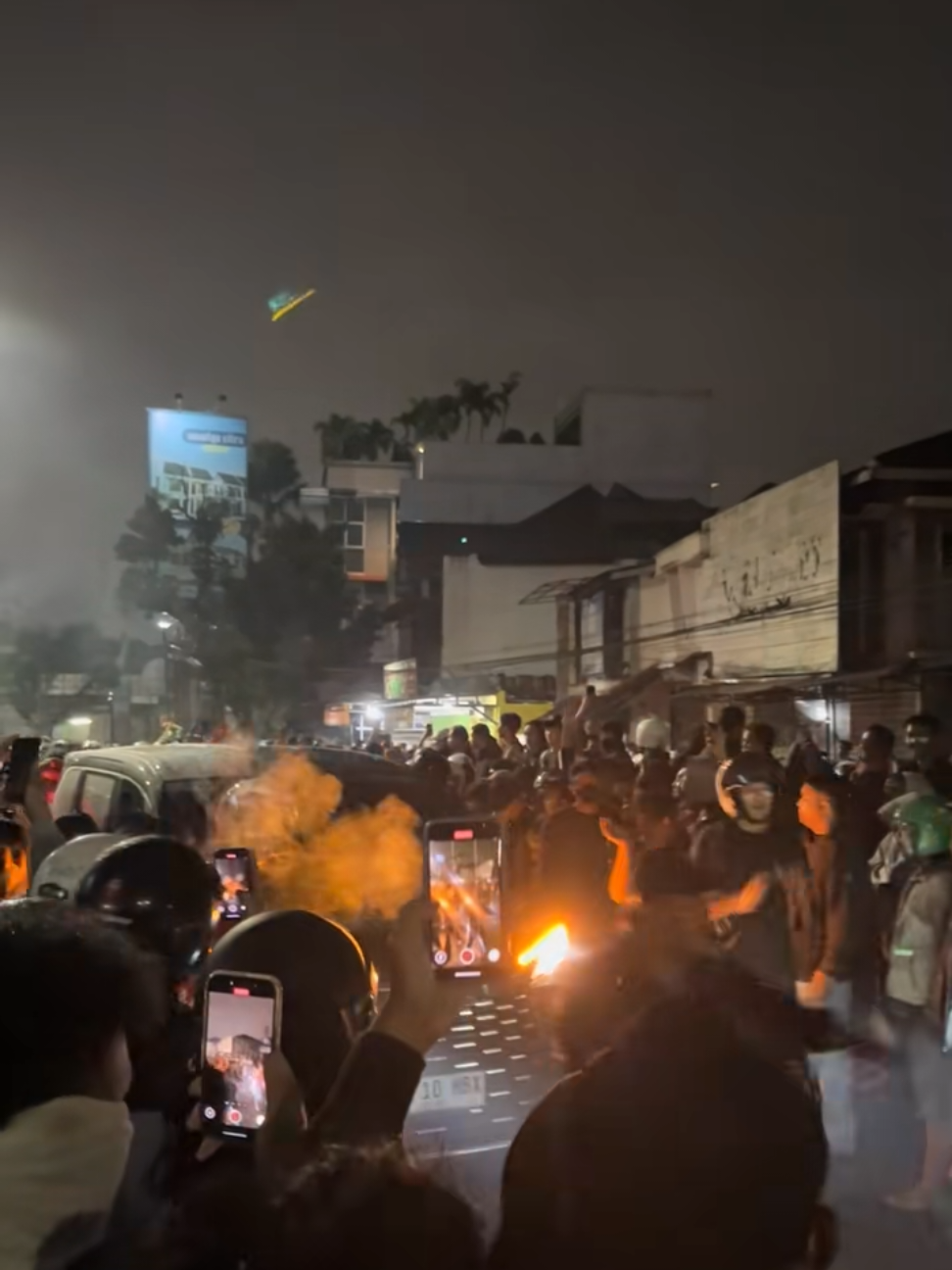 Kedatangan Sri sultan Hamengkubuwono x .turun Ke demo .. dan di kawal dengan rakyatnya  #srisultanhamengkubuwonox #demo #dpr #poldajogja #jogja24jam 