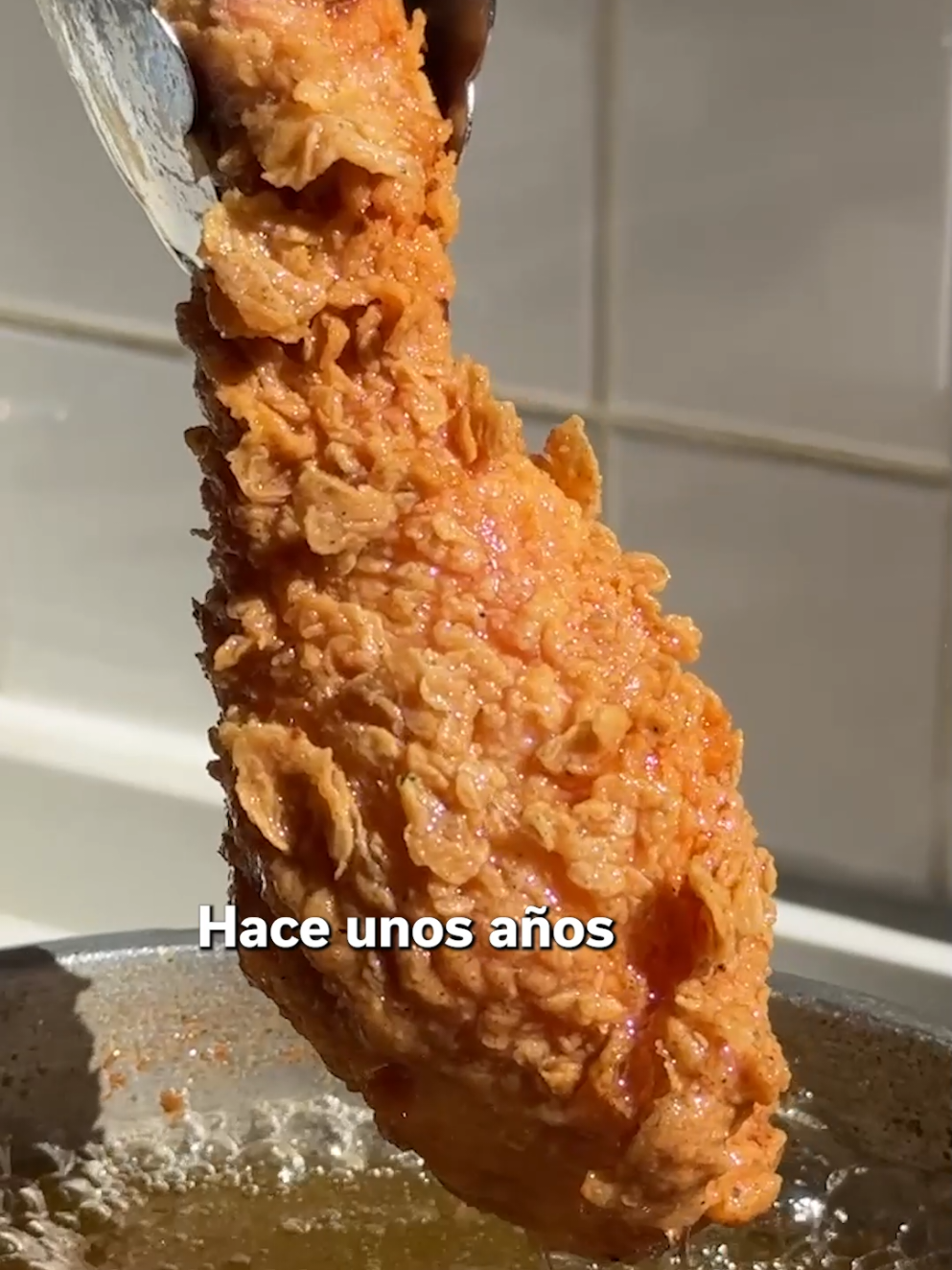 Este Pollo viene con Sorpresa Ingredientes: 1.5kg de Pollo (Pata y muslo) 2 Tazas de Harina de trigo 1/2 Taza de Fecula de maiz 2 Cucharaditas de Polvo de hornear Especias: (Podes poner lo que quieras) 2 Cucharadas de sal 1 Cucharada de Ajo en polvo 1 Cucharada de Pimenton 1 Cucharada de Tomillo 1 Cucharada de Pimienta 2 Huevos 100ml de Agua (Es medio a ojo) Para la salsa: Perejil 1/2 cebolla 1/2 diente de ajo 1 cebolla de verdeo 2 Cucharadas de Mayonesa 4 Cucharas de Yogur Neutro Sal y Pimienta Jugo de Medio limon Freir en aceite a 160°C 18 minutos y dejar enfriar. (Tarda en bajar la temperatura, asi que se sigue cocinando y se va poniendo mas crocante) Es importante que haya bastante aceite y no pongas mucho pollo porque sino lo vas a enfriar demasiado. Masomenos por 1lt de aceite mete 3/4 piezas Podes usar el truco de la cucharada de madera para medir la temperatura O si lo pones a fuego medio y precalentas por 15 minutos va estar bien. #fyp #recipesoftiktok #recetasfaciles #Receta 