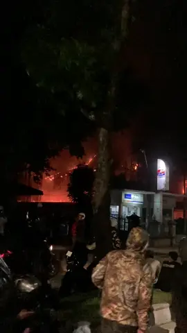 info terkini DPRD Kota Surakarta dibakar massa lur. tetap fokus suarakan ke DPR dan jangan mudah terprovokasi, dan jangan merusak fasilitas umum. stay safe semuanya bagi warga solo dan seluruh masyarakat Indonesia ❤️🤍  #demo #dprri #dprdsolo #solo24jam #fyp 