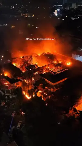Demo gedung DPR kota Makassar. kebakaran gedung DPR #kebakaran #prayformakassar #dprmakassar 