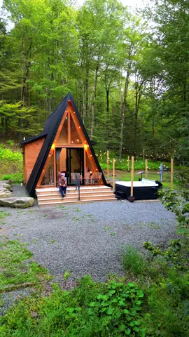 Escápate a esta cabaña A-Frame en Damascus, PA 🏡✨ ¡A solo unas horas de NYC! ✔️ Jacuzzi privado ✔️ Fogata para malvaviscos 🔥 ✔️ Cocina completa + sala acogedora ✔️ Acepta mascotas 🐾 ✔️ El precio varía según el día y la temporada El link para reservar está en mi perfil 🔗 ¡Un lugar perfecto para relajarte en la naturaleza! 🌲 #newyork #parejas #pennsylvania #vacations #verano 