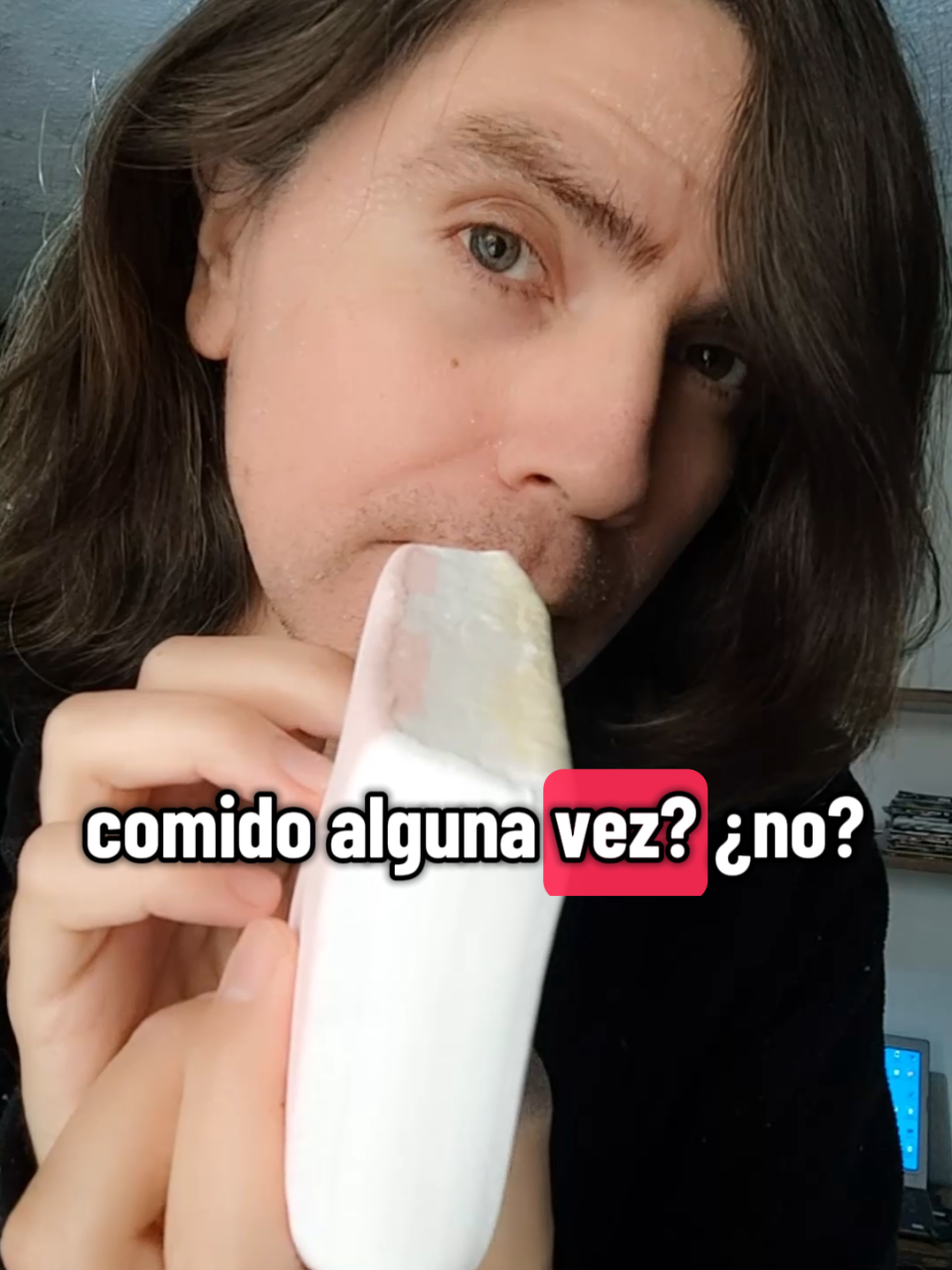 ASMR comiendo y probando el snack chileno más popular de todos en el mundo, parecido al Marshmallow y que tiene tres sabores diferentes. Probemos juntos si es rico en este video ASMR muy relajante y con voz suave en español para dormir, descansar y despejar la mente  #ASMR #asmrvozsuave #asmrparadormir #asmrpararelajar #asmrcomida 