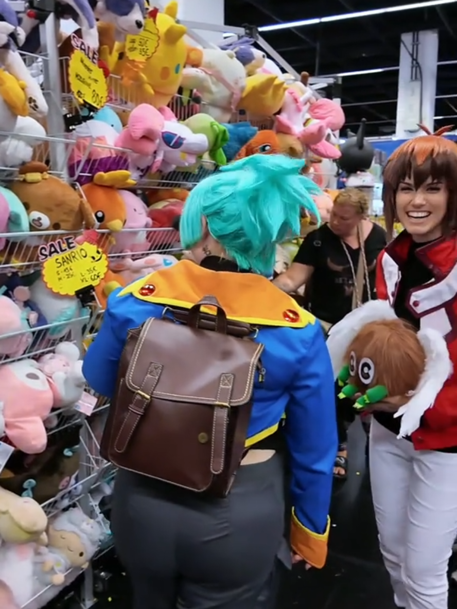 Jaden knows exactly what Sora needs 👌🤣 Sora Perse: @ fluffel_pinguin (IG) Jaden (Judai) Yuki: me #yugioh #yugiohcosplay #soraperse #jadenyuki #gamescom 