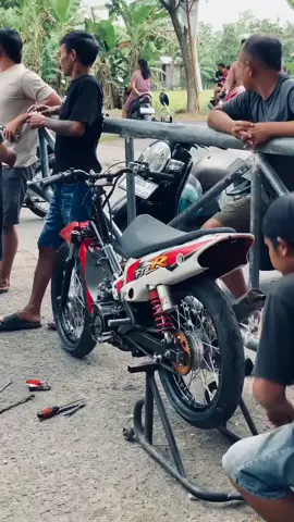 laki laki dgn hobinya ✌      #2tak #2taklovers #2takmenolakpunah #roadrace#roadraceindonesia #roadrace #yamahafzr #fisrindonesia #bjn #bojonegoro24jam #all