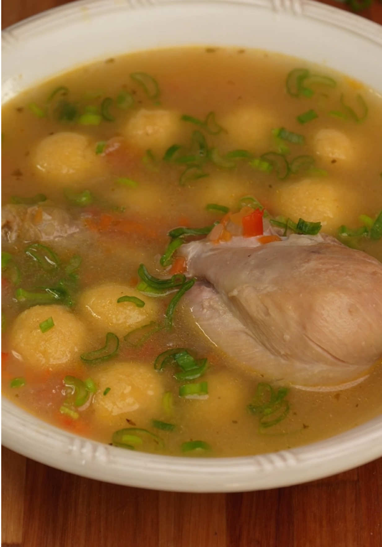 LA MEJOR SOPA DEL MUNDO, según TasteAtlas 🇵🇾🍲 •  Hoy te enseño a hacer Vorí Vorí, una sopa paraguaya increíble que fue elegida como la mejor del mundo. 🥇 Tiene caldo bien sabroso, bolitas de maíz con queso y todo ese sabor casero que reconforta desde la primera cucharada. Es contundente y perfecta para un día de frío… o para sorprender con una receta que quizás no conocías 🥶 •  👨‍🍳INGREDIENTES: • 1 taza de harina de maíz🌽 • Un puñado de queso rallado🧀 • Queso cremoso • 1 cebolla🧅 • 1 zanahoria🥕 • 1 morrón🫑 • Ajo🧄 • Pollo trozado🍗 •  Una vez que la probás, entendés por qué está en el puesto número 1 🏆 • #vorivori #comidaparaguaya #sopa 