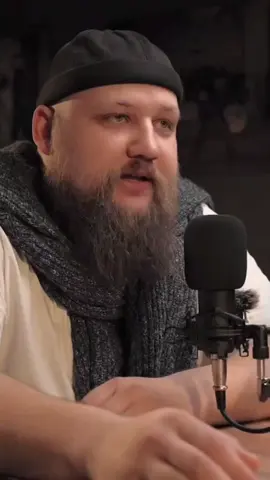 Алло?.. Вы меня слышите?.. Ответьте хоть кто-нибудь… Я на самом дне поиска. Здесь темно, пусто и страшно. Кажется, время остановилось, и только редкие отблески надежды ещё держат меня на плаву. С каждым пролистанным экраном я теряю часть себя, и всё сильнее ощущаю холод безразличия. Я зову в пустоту, не зная, услышит ли кто-то. Сил почти не осталось. Но я всё ещё здесь. Я борюсь. Умоляю… если вы это читаете — пришлите помощь. Иначе я просто исчезну.