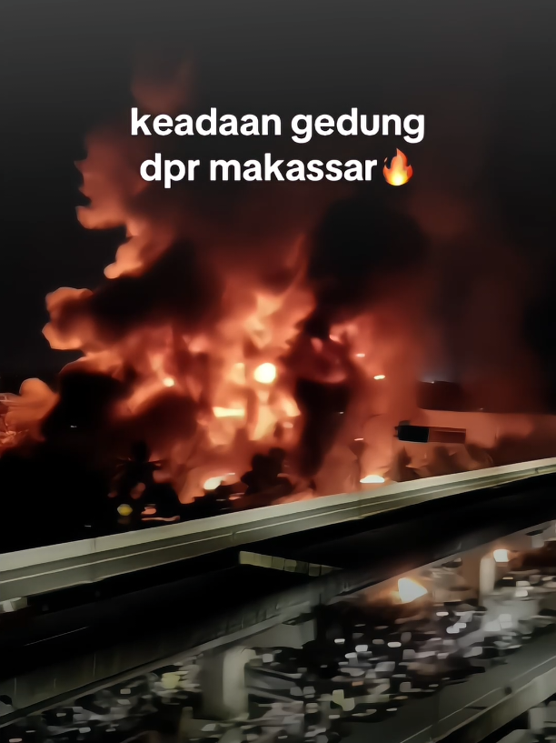 hahaha di sini udah rata di situ kapan? 🫢🤣 #infokotabelopa #dprmakassar #makassarinfo #demodpr #demomakassar 