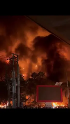 gedung dprd makassar terbakar.  #demo #dpr #dprd 