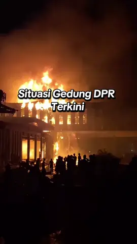 masa semakin tak terkendali sampe mengakibatkan terjadi kebakaran setelah di bombardir gas air mata oleh brimob #Demo29Agustus  #IndonesiaCemas2025  #ojol  #brimob   #aksidemo 