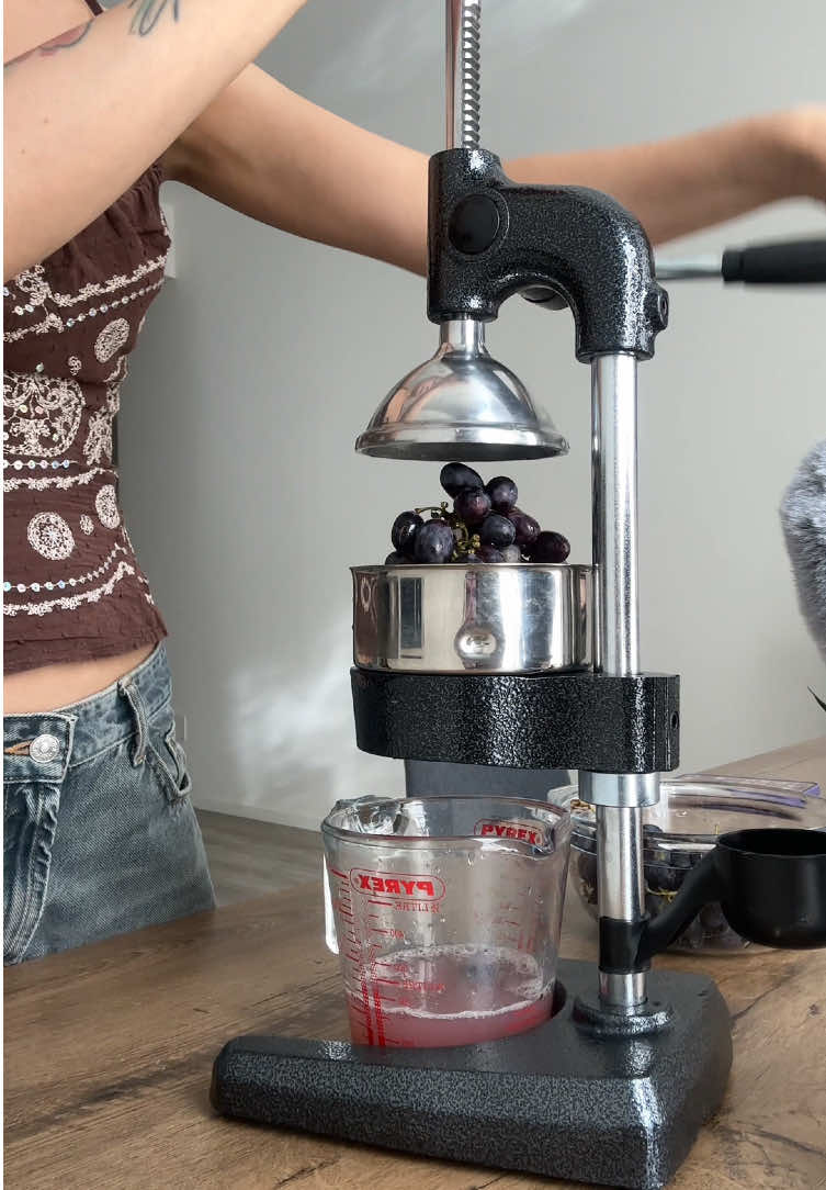Sqeezing grapes 🍇 with my cast iron juicer  #juice #freshjuice #KitchenHacks #kitchengadgets 