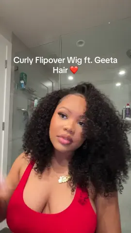 LOVING this curly Flipover wig @Geetahairbeauty @Geeta Hair 🥰 #halfwig #gettahair #flipoverhalfwig #curlyflipover #wigtok 