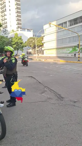 Me llamo Gustavo Petro y soy su presidente.