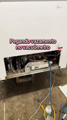 Pegando vazamento através do vacuômetro  #refrigeracao #dicas #manifold