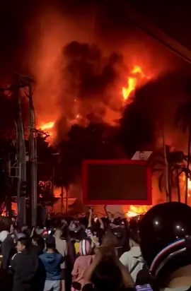 Demo bandung ricuh, rumah mewah milik aset MPR RI terbakar di depan gedung DPRD#demodpr #trendingtiktok #masukberandafyp #fyppppppppppppppppppppppp 