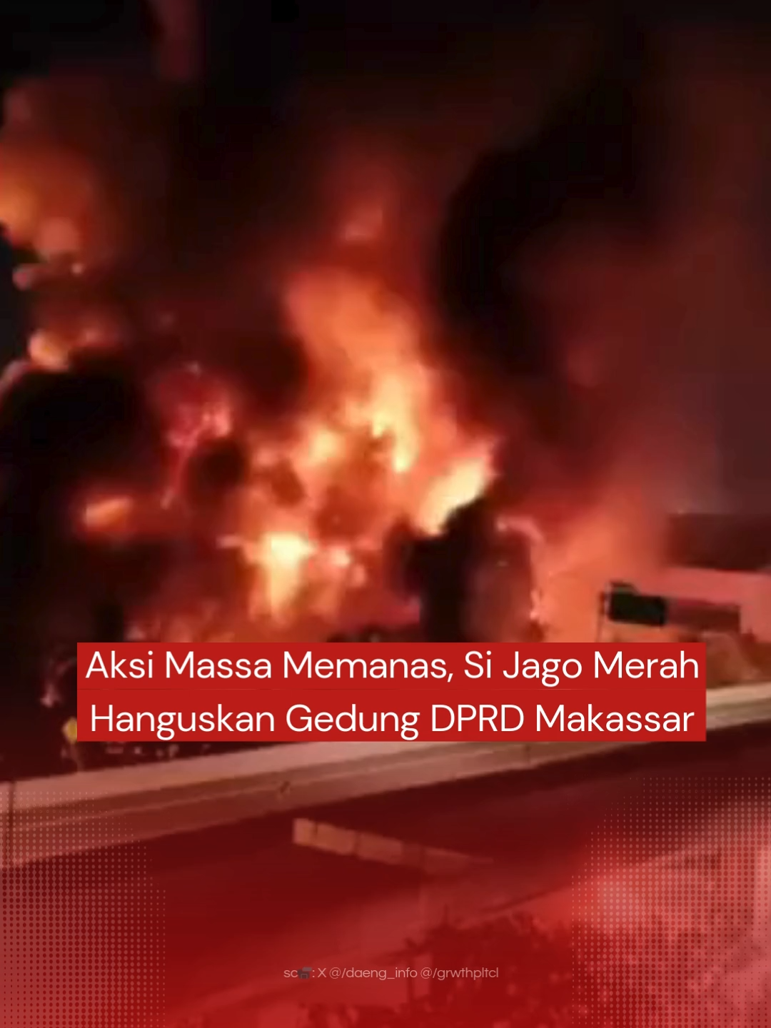 Gedung DPRD Makassar, Sulawesi Selatan, ludes terbakar pada Jumat sore. Peristiwa ini bermula dari sejumlah baliho yang terpasang di sekitar area gedung dibakar massa di jalan. Tak lama berselang, api tiba-tiba terlihat muncul dari halaman gedung, tepat di area tempat sejumlah kendaraan terparkir. Kobaran api dengan cepat membesar dan melalap deretan motor hingga mobil yang berjajar di lokasi, bahkan menyisakan hanya rangka. Alarm mobil terdengar bersahut-sahutan, menambah kepanikan suasana. Api kemudian merembet ke bangunan utama DPRD Kota Makassar. Gedung wakil rakyat itu akhirnya dilalap si jago merah hingga menimbulkan asap hitam pekat yang membumbung tinggi ke udara. Sementara itu, aparat kepolisian memperketat pengamanan di sekitar lokasi kejadian guna mencegah situasi semakin meluas. #gemasultra #DPRDMakassar #Aksimassa #Makassar