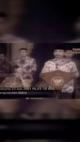 Maklumat Presiden Republik Indonesia 23 Juli 2001 adalah sebuah maklumat yang dikeluarkan oleh Presiden Abdurrahman Wahid. Isi dari maklumat ini adalah membekukan MPR dan DPR, mengembalikan kedaulatan ke tangan rakyat, dan membekukan Partai Golkar. #pembekuanmprdandpr #masukberanda #abdurrahmanwahid #history #fyp 