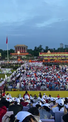 Mng ở bên ngoài chờ xíu nhaaaa sắp đến rồi ạ