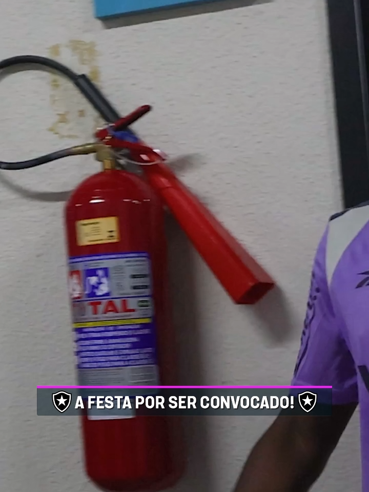 A EMOÇÃO PELA CONVOCAÇÃO! ⭐🇧🇷 O Vitinho comemorou muito a convocação e falou pela primeira vez como convocado! #SeleçãoBrasileira #FutebolBrasileiro 📹: Botafogo TV