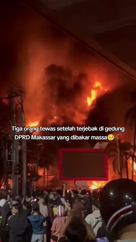 Tiga orang tewas setelah terjebak di gedung DPRD Makassar yang dibakar massa #makasar #affankurniawan #demomakassar #gedungdprdmakassar #gedungdprdterbakar 