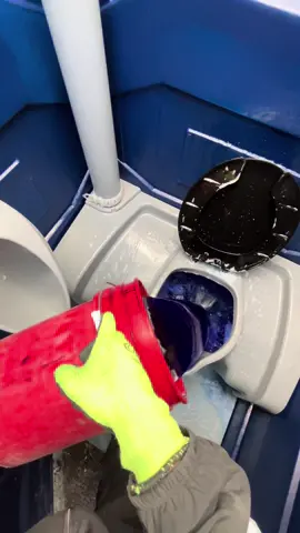 #creatorsearchinsights #cleaninghacks #cleaning #scrubbing #portabletoilet Cleaning a portapotty USA 