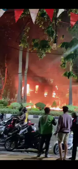 sby taman bungkul gedung polisinya kena bakar #demo #brita #dpr #gg 