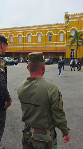 Do lendário Quartel da Luz, as tropas da ROTA se preparam diariamente para as rondas. Compromisso, disciplina e dignidade que ecoam desde 1891, mantendo viva a força e a tradição do 1º Batalhão de Choque Tobias de Aguiar.