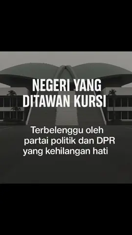 Negeri yang Ditawan Kursi Di gedung megah berlapis kaca, suara rakyat pecah jadi gema. Partai-partai sibuk merajut bendera, bukan untuk bangsa, hanya untuk kuasa. DPR menua, tapi nurani tak tumbuh, setiap periode hanyalah ulang tahun tanpa pelita. Yang padam bukan lilin pesta, tapi jiwa-jiwa muda di jalanan kota. Politik jadi pasar dagang, kursi diperebutkan seperti barang lelang. Janji dijual murah di baliho, tapi ditebus mahal dengan darah dan pilu. Rakyat berteriak, suara serak, tapi telinga dewan telah retak. Mereka lebih sibuk menghitung kursi, daripada menghitung nyawa yang pergi. Negeri ini rusak bukan oleh hujan badai, tapi oleh tangan yang dipilih sendiri. Partai politik jadi pagar berduri, mengurung demokrasi dalam janji mati. Berapa lagi tumbal harus jatuh? Berapa lagi sahabat harus ditelan kabut? Sampai kapan negeri ini terbelenggu, oleh mereka yang seharusnya menjadi wakilmu? #dpr #ojol #affan #CapCut #uuperampasanaset 