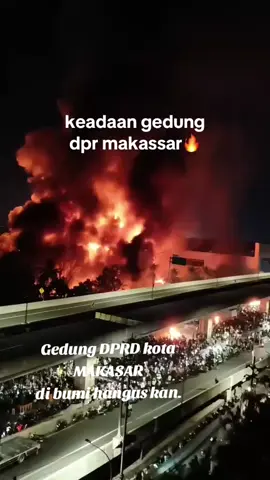 #vtt #jangkauanluastiktok #dagelapolitik #Demonstrasi #mahasiwa Gedung DPRD kota Makasar di bakar olh para demonstrasi.