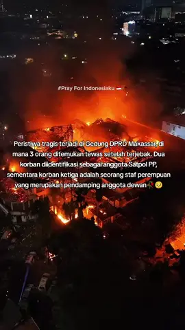 Peristiwa tragis terjadi di Gedung DPRD Makassar, di mana 3 orang ditemukan tewas setelah terjebak. Dua korban diidentifikasi sebagai anggota Satpol PP, sementara korban ketiga adalah seorang staf perempuan yang merupakan pendamping anggota dewan🥀🥺.  kebakaran gedung dprd makassar  #indonesia #demomakassar #gedungdprdmakassar #gedungdprdterbakar #satpolppmakassar 