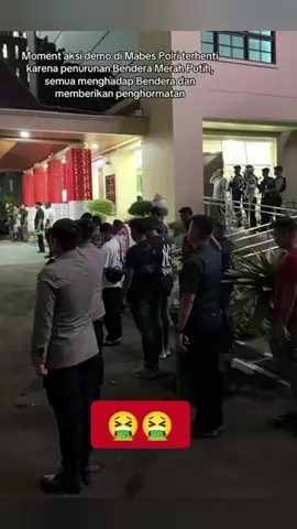 disaat demo di DPR dan di mabes polri dan mako brimob pihak mabes polri turunkan bendera setengah tiang dan menghormat.  #demodigedungdprdangedungpolisi #kericuhandemodpr #polisianarkis #polisihormatbenderasetengahtiang #mahasiswadabmasyarakatdemobubarkandprdanpolisi 
