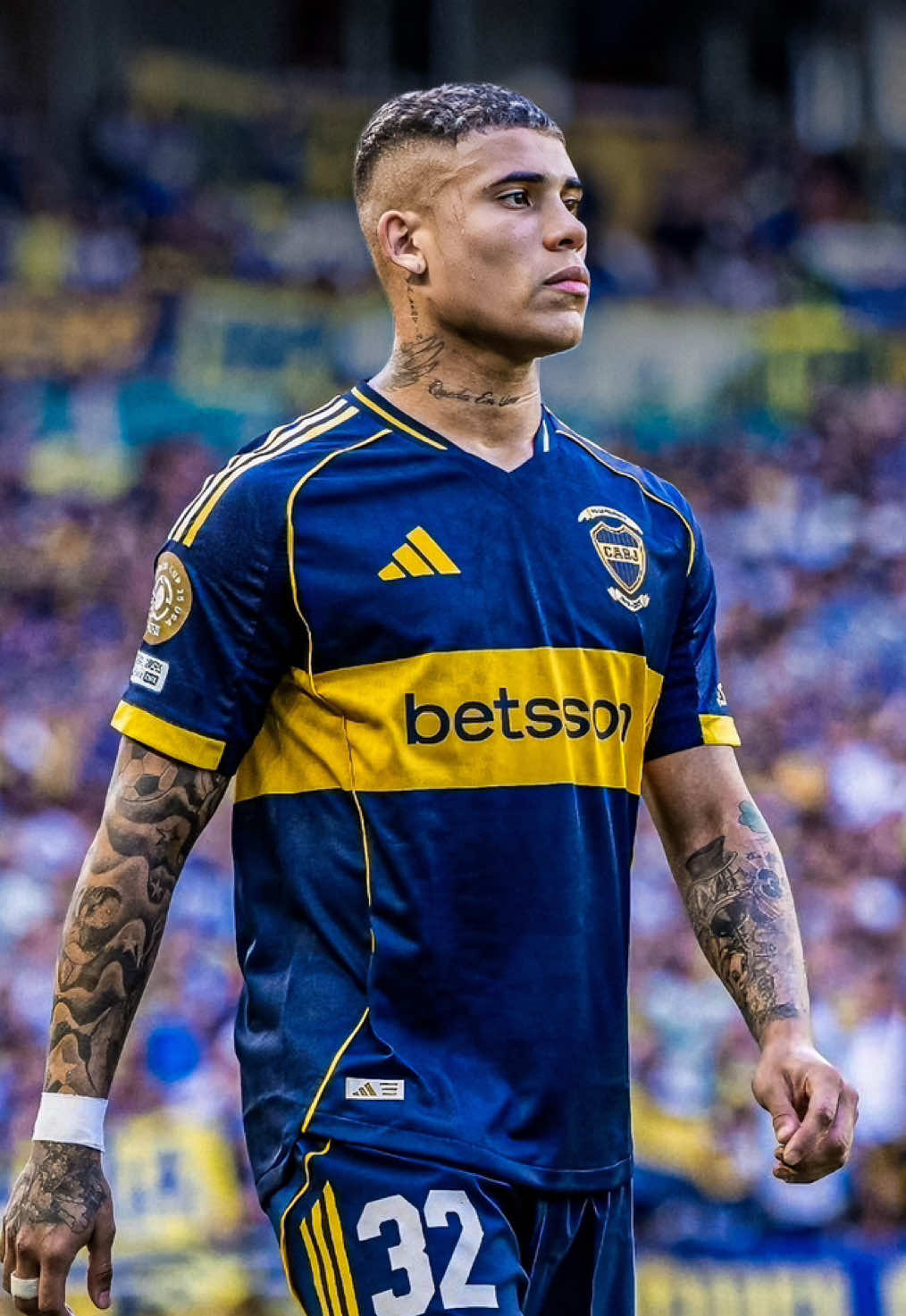⚽🇦🇷 Ayrton Costa tuvo una historia de vida muy complicada. El hoy futbolista de Boca, fue imputado varias veces, atravesó el fallecimiento de su padre y estuvo apegado a su hermano quien termino siendo un femicida. Su madre lo ayudo a salir de todo y pudo seguir con el fútbol que era lo que más amaba. Ante la lesión de Pellegrino tendra una nueva oportunidad para afianzarse en el 11 titular xeneize. ¿Cómo crees que le ira? #fútbolargentino #boca #xeneize #paratiiiiiiiiiiiiiiiiiiiiiiiiiiiiiii #viral 
