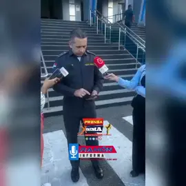🚨El vocero de la Policía Nacional, coronel @diego.pesqueira, informa que José Alfonso Rubiera “Fonso” se entregó voluntariamente a las autoridades, en relación al caso de la joven que fue presuntamente drogada y abusada sexualmente por seis hombres en el municipio Villa González, provincia Santiago, hecho que fue grabado y difundido en redes sociales. Pesqueira explicó que Rubiera, tras su entrega, fue puesto de inmediato a disposición del Ministerio Público para los fines legales correspondientes. El oficial precisó además que se mantiene activa la persecución contra los demás prófugos, identificados por los apodos de Álvarez, Federé, El Guaro, Contreras y Bebé y/o Chichi, quienes siguen siendo buscados por equipos especializados de la @dicrimpnrd. Finalmente, exhortó a los señalados a entregarse por la vía que consideren idónea, advirtiendo que la Policía Nacional y el Ministerio Público no descansarán hasta presentarlos ante la justicia. #PolicíaRD #PNinforma #DicrimRD ✅📡 Siguenos en nuestras redes: 📸 Instagram 👍 Facebook | 🐦 Twitter | 🎵 TikTok | 🔴YouTube: #ramoninformard #prensaxtremagold  