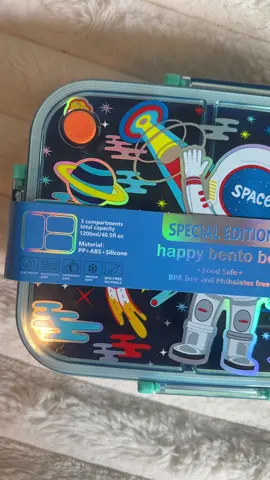 How cute is this space themed lunchbox with dividers?!? #lunchbox #bentobox #outerspace #astronaut #backtoschool 