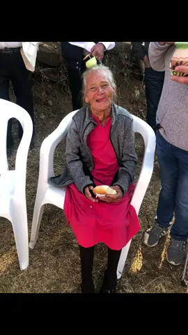 Porque desde que se me fue mi abuelita se me fue parte de mi, perder a mi hermano y mi abuelita me an dejado rota que mi mayor miedo es perder a alguien más siento que mi corazón no resistirá más 💔 cada día que pasa miro a el cielo y me recuerdo de mis dos angelitos. Un dolor que se que nunca se irá de mi corazón 💔 