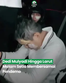 Gubernur Jawa Barat, Dedi Mulyadi, menunjukkan sikap merakyat dengan hadir langsung di tengah massa aksi yang digelar di depan Gedung DPRD Jawa Barat, Bandung. Kehadiran orang nomor satu di Jawa Barat itu menjadi perhatian publik karena ia tidak hanya datang sebentar, melainkan bertahan hingga larut malam bersama para pendemo. Dalam kesempatan tersebut, Dedi Mulyadi membaur dengan masyarakat, mendengarkan aspirasi mereka secara langsung, dan memberikan dukungan moril. Aksi simpatik ini mendapat respon positif dari warga yang merasa suaranya benar-benar didengar oleh pemimpin daerah.